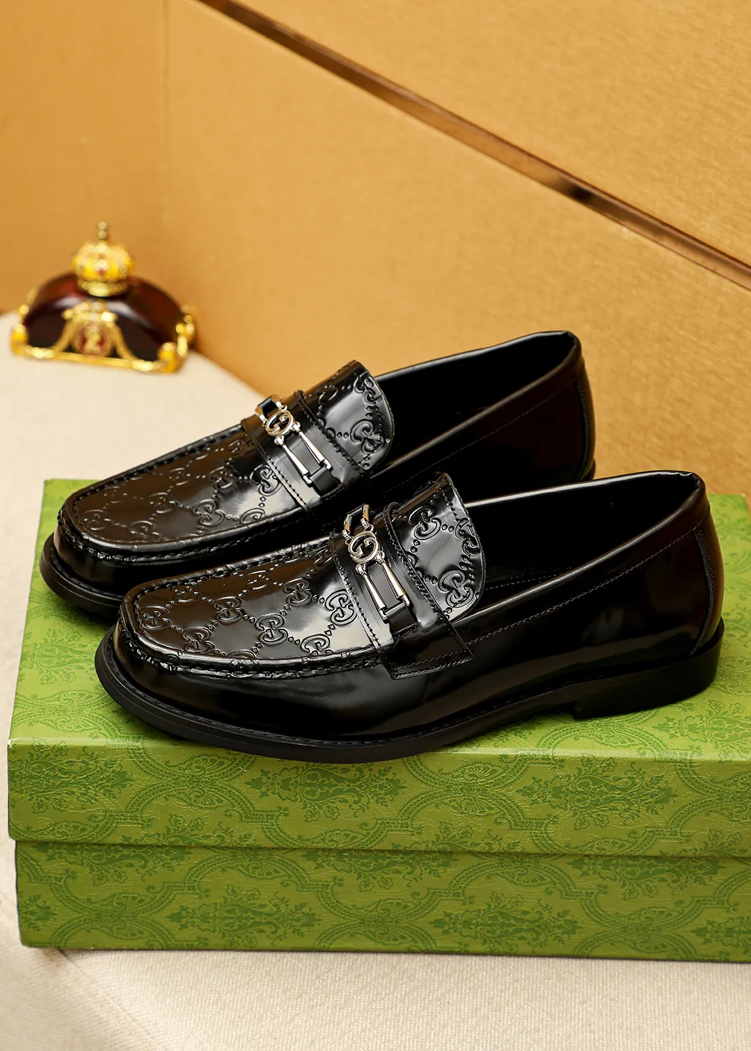 Men's shoes 💰480 💐 Product trademark: GUCCI "Gucci" casual leather shoes Regular size: 38-44 (45.46🉑️customized) Product materials: Selected imported first-layer open-edge beaded cowhide embossed upper + luxury hardware buckle, imported water-dyed cowhide leather lining. Strong three-dimensional visual effect, original outsole color: 2 colors available
